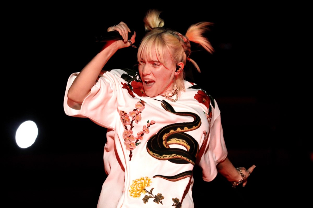 Πανικός στη συναυλία της Μπίλι Άιλις στο Μαϊάμι – Άτομο από το κοινό την άρπαξε και παραλίγο να τη ρίξει κάτω