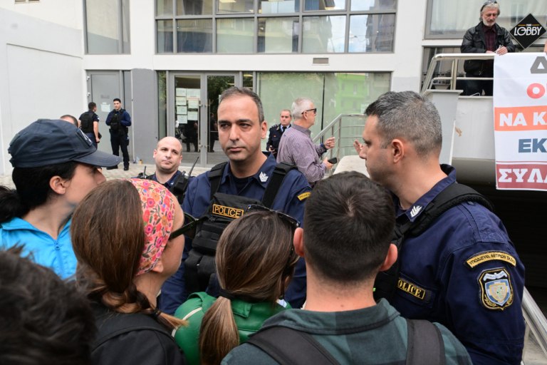 Σχολεία: Έστειλαν ξανά πάνοπλους αστυνομικούς μετά τα χημικά κατά μικρών μαθητών