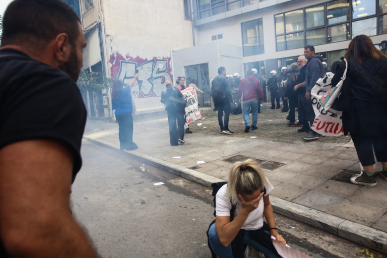 Το ΚΚΕ κατήγγειλε στη Βουλή την επίθεση των ΜΑΤ «ακόμη και σε παιδάκια» – Παρέμβαση Παφίλη στον Χρυσοχοΐδη