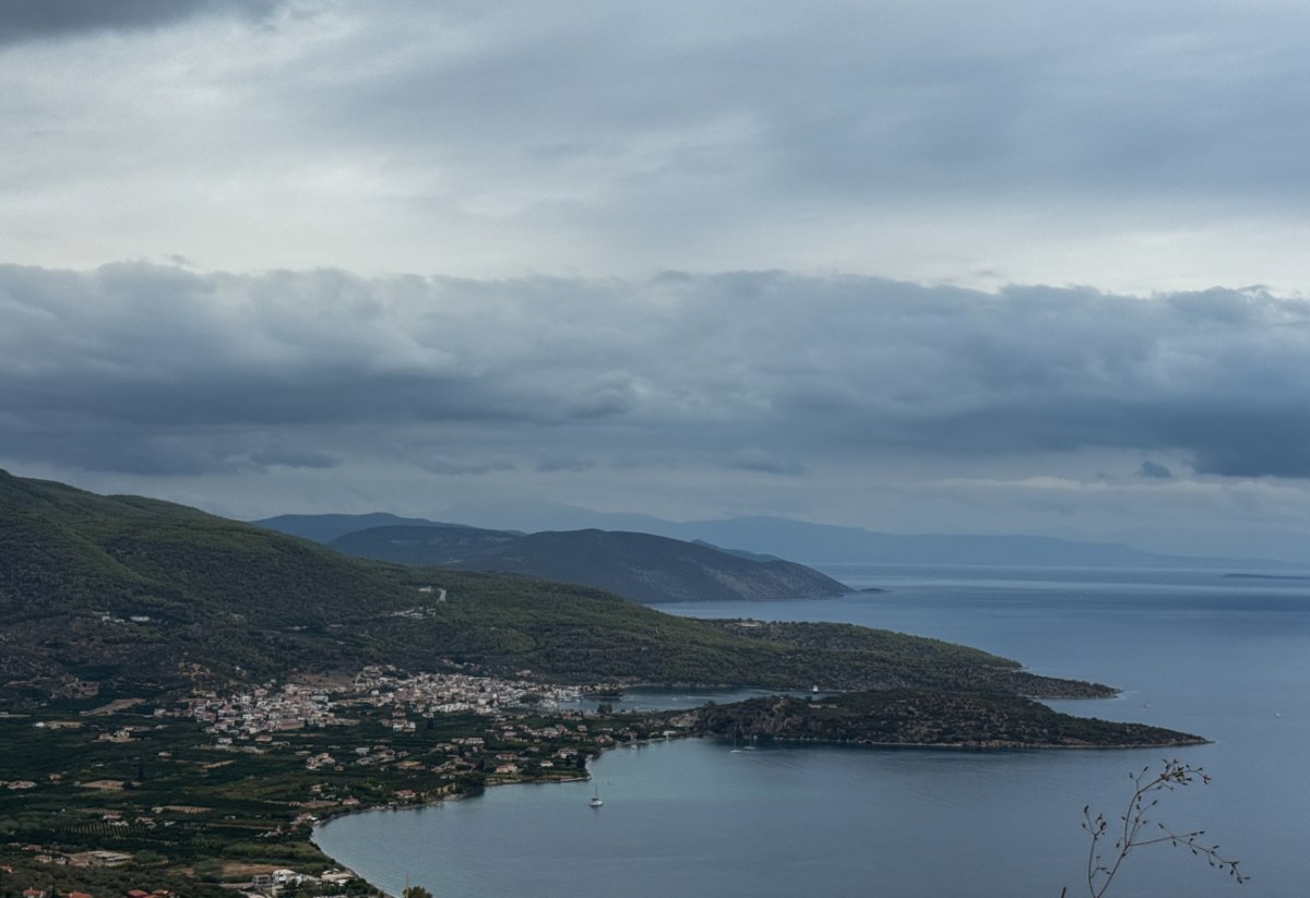 Καιρός: Νεφώσεις με τοπικές βροχές – Έως 23 βαθμούς η θερμοκρασία