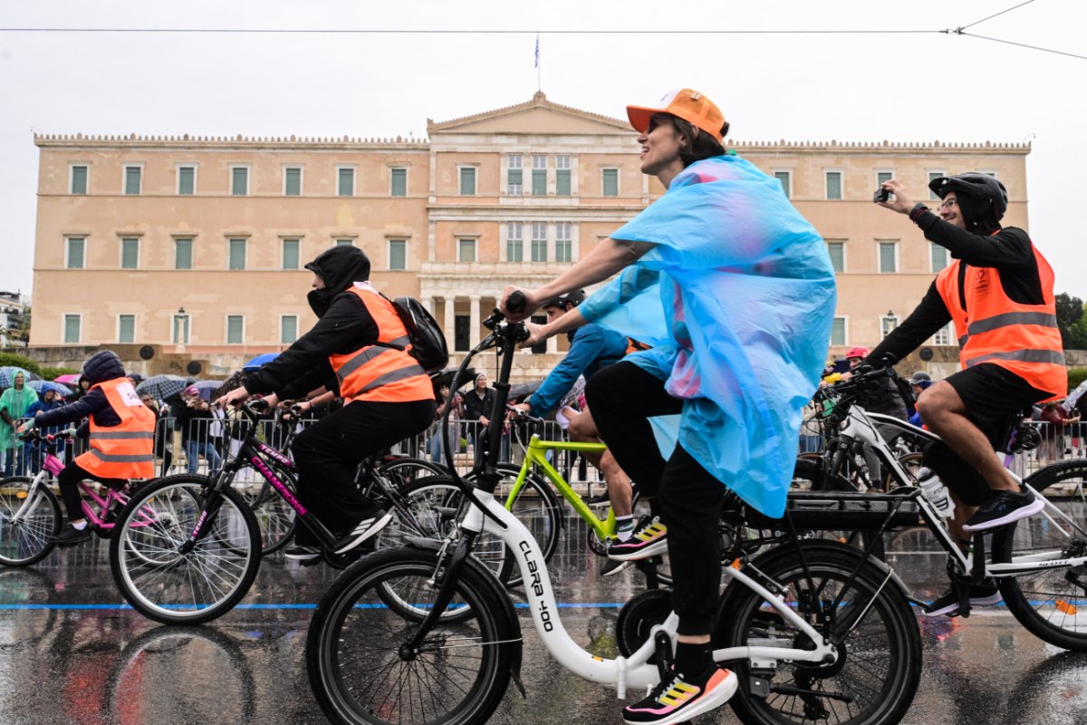 Ποδηλατικός Γύρος Αθήνας: Η βροχή δεν πτόησε τους ποδηλάτες – Δείτε εικόνες