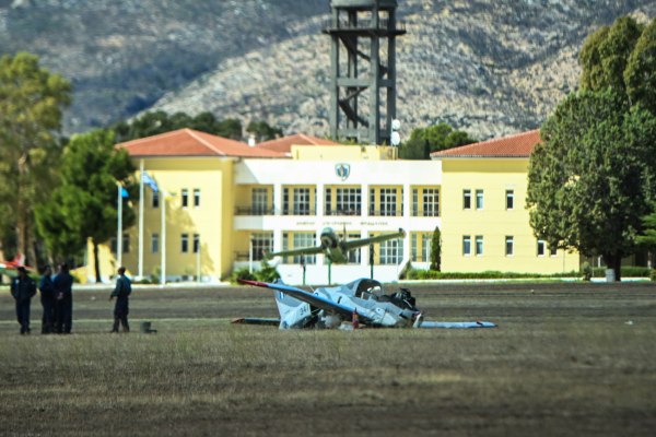Τατόι: Πώς έγινε το ατύχημα με το εκπαιδευτικό αεροσκάφος, τα σενάρια – Νοσηλεύονται οι δύο χειριστές
