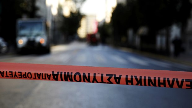 εικόνα που δείχνει την κορδέλα της ΕΛΑΣ για τον αποκλεισμό δρόμων