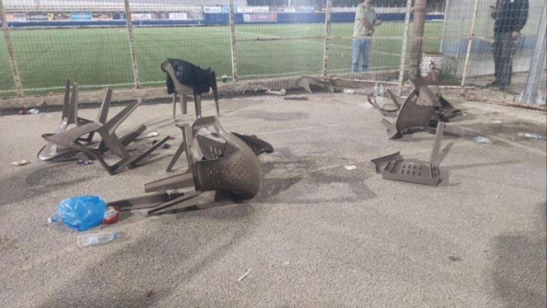 Απίστευτα επεισόδια σε αγώνα ποδοσφαίρου: Οπαδός υπέστη έμφραγμα προσπαθώντας να προστατέψει το παιδί του