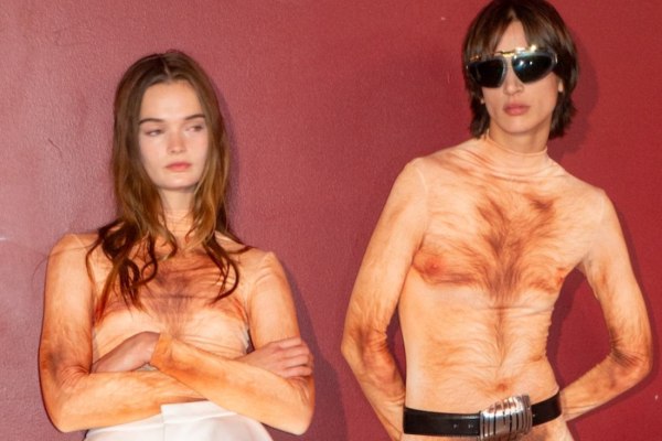 Αξίζει αυτό στον Jean Paul Gaultier; Το ντεμπούτο του Duran Lantink μοιάζει με αποκριάτικο κοστούμι