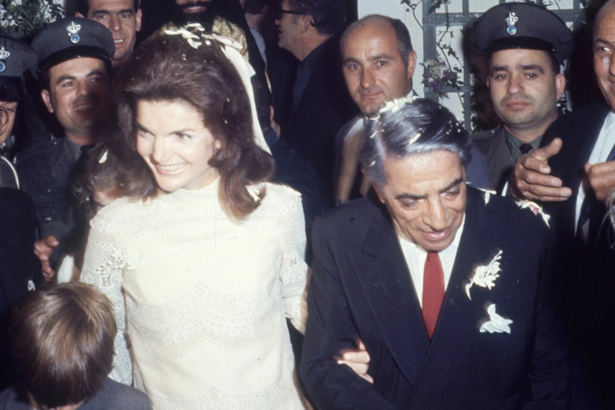 «Πώς μπόρεσες;» – Το παρασκήνιο της ημέρας του γάμου της Τζάκι Κένεντι με τον Αριστοτέλη Ωνάση