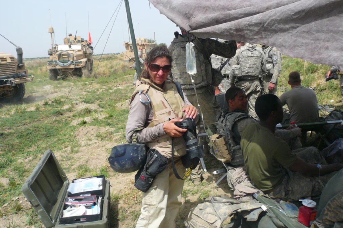 Love+War – Η ζωή της βραβευμένης με Πούλιτζερ φωτορεπόρτερ ανάμεσα στην εμπόλεμη ζώνη και το σαλόνι της