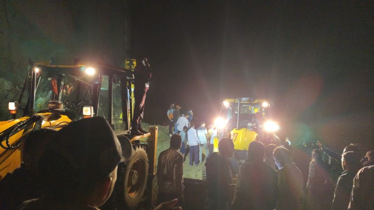 Iνδία: Τουλάχιστον 18 νεκροί εξαιτίας κατολίσθησης που παρέσυρε λεωφορείο