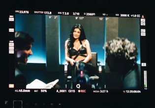 Εκτός τόπου και χρόνου: Στις ΗΠΑ της ICE η Κάιλι Τζένερ λανσάρει συλλογή με τίτλο King Kylie στην οποία συλλαμβάνεται