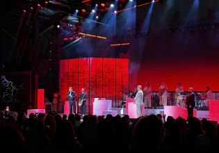 Γιώργος Μαζωνάκης: Η πρώτη εμφάνιση πάνω στη σκηνή μετά την περιπέτεια με το Δρομοκαΐτειο