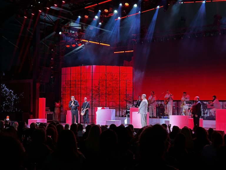 Γιώργος Μαζωνάκης: Η πρώτη εμφάνιση πάνω στη σκηνή μετά την περιπέτεια με το Δρομοκαΐτειο