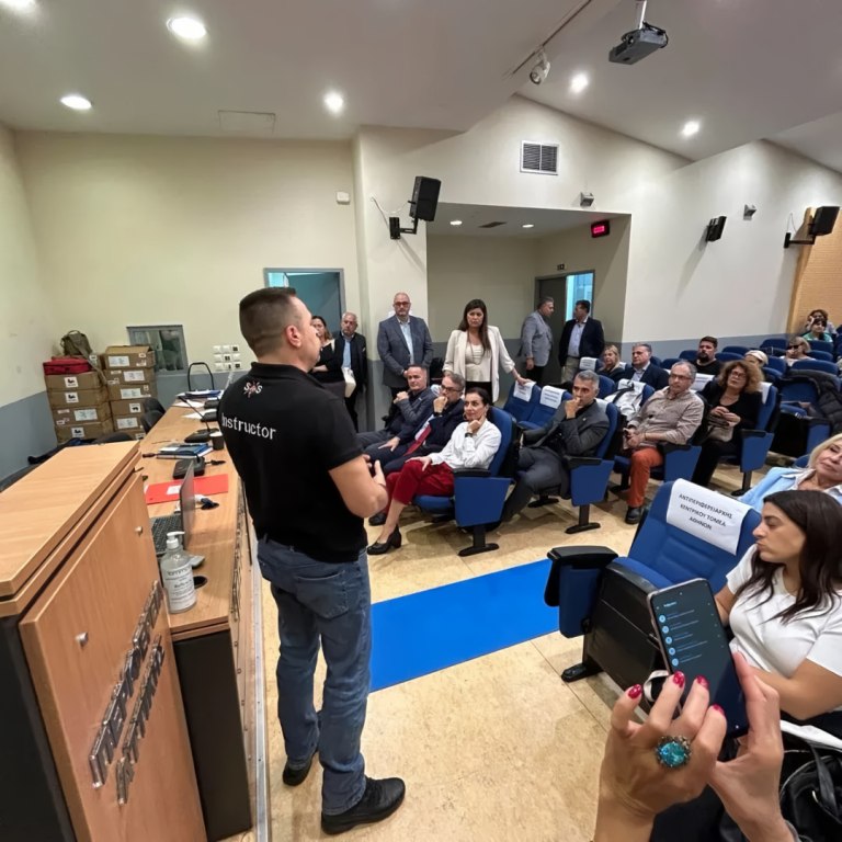 Είκοσι απινιδωτές σε κτήρια της Περιφέρειας Αττικής