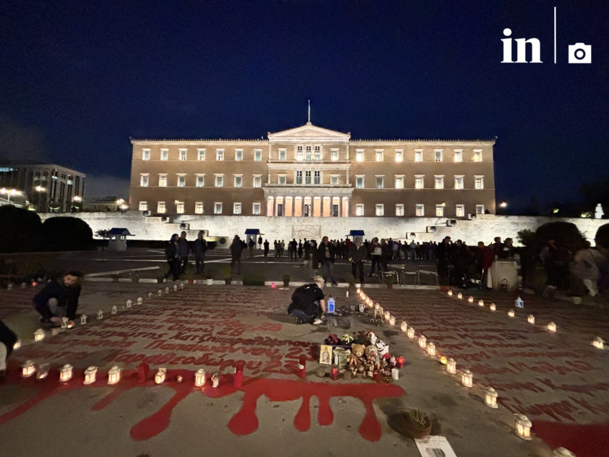 Άγνωστος Στρατιώτης: Πλήθος κόσμου στη συγκέντρωση έξω από τη Βουλή την ώρα της συζήτησης της τροπολογίας