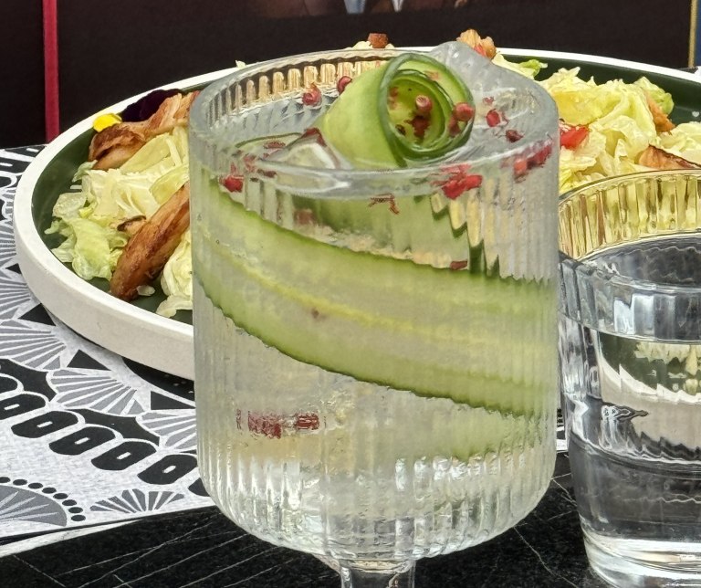 ZU Champagneria: Το νέο urban στέκι στην πλατεία Αγίας Ειρήνης, όπου πρωταγωνιστικό ρόλο παίζει η σαμπάνια