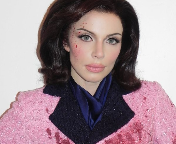 «Η τραγωδία δεν είναι κοστούμι»: Η Τζούλια Φοξ ντύθηκε Τζάκι Κένεντι για το Halloween και τα πληκτρολόγια πήραν «φωτιά