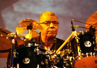 Τζακ ΝτεΤζονέτ: Πέθανε ο τζαζίστας που έκανε τα ντραμς να «τραγουδούν»