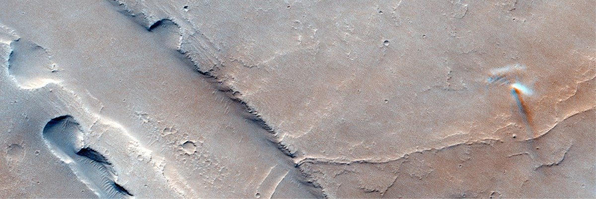 Ο αμμοστρόβιλος στα δεξιά της εικόνας καταγράφηκε από τον δορυφόρο TGO (ESA/TGO/CaSSIS)