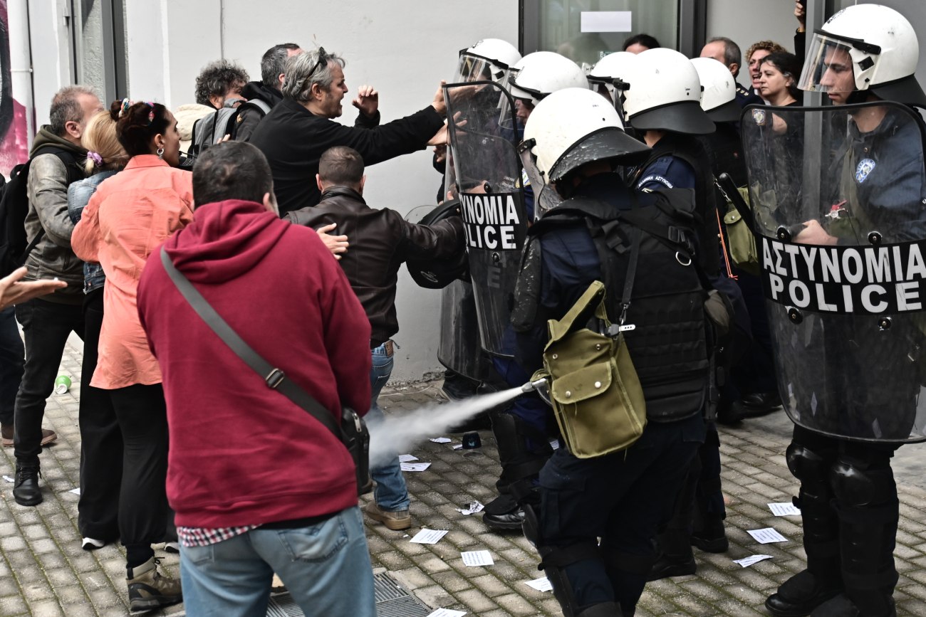 Νέα Αριστερά: Ο αυταρχισμός της κυβέρνησης ρίχνει χημικά σε παιδιά δημοτικού