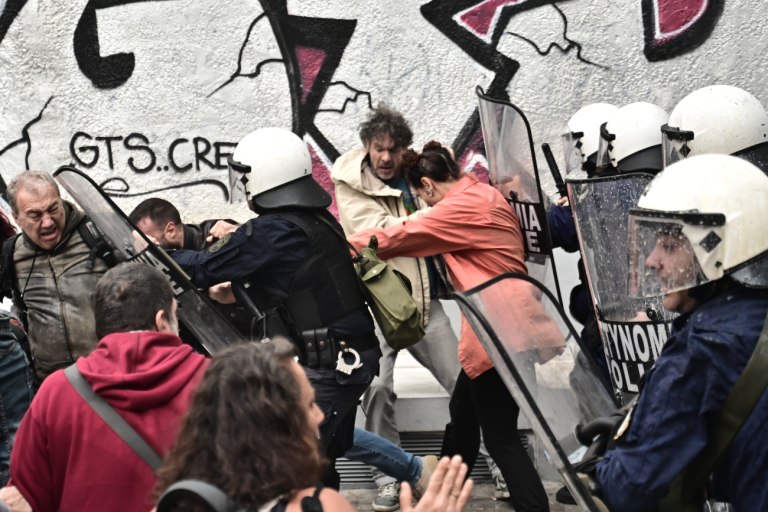 Σχολεία: Χημικά και κρότου λάμψης σε εκπαιδευτικούς και μαθητές που διαμαρτύρονται για συγχωνεύσεις τμημάτων