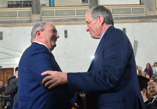 Ως εδώ για το 13ωρο λέει η εργατιά, για τις λαμογιές στον ΟΠΕΚΕΠΕ η αγροτιά, για τα ράντζα στο ΕΣΥ οι γιατροι, ξεσηκώνονται και οι παραδοσιακοί δεξιοί, βόμβες από Καραμανλή