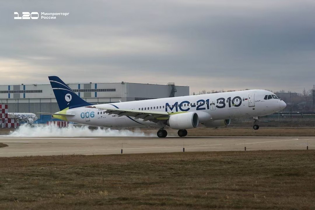 Το MC-21 προσγειώνεται στο Ιρκούτσκ μετά τη δοκιμαστική πτήση (. Russian Ministry Of Industry And Trade/Handout via REUTERS)