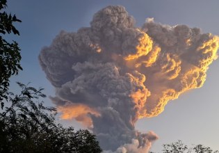 Και νέα έκρηξη του ηφαιστείου Λεβοτόμπι στην Ινδονησία – Τι είναι το «λαχάρ» που απειλεί τώρα την περιοχή