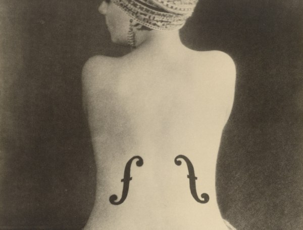 Το βιολί της Κίκι: Ο ερωτικός μύθος πίσω από τη διάσημη φωτογραφία του Μαν Ρέι