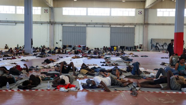 Απειλητικό έντυπο μοιράζει ο Πλεύρης στους μετανάστες – «Φύγετε από την Ελλάδα, αλλιώς φυλακή»