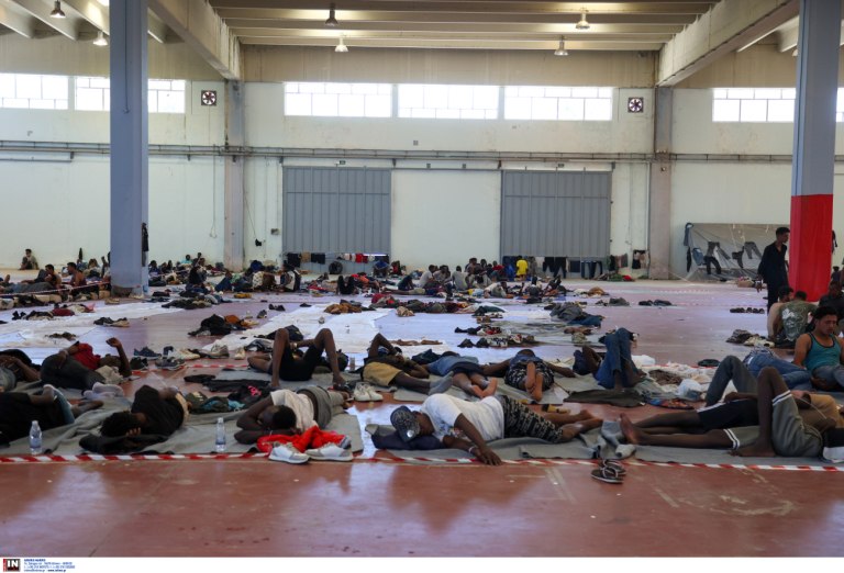 Απειλητικό έντυπο μοιράζει ο Πλεύρης στους μετανάστες – «Φύγετε από την Ελλάδα, αλλιώς φυλακή»