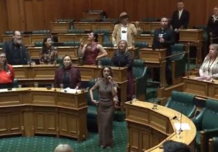 Μαορί: Βουλευτής χόρεψε «χάκα» στο κοινοβούλιο της Νέας Ζηλανδίας