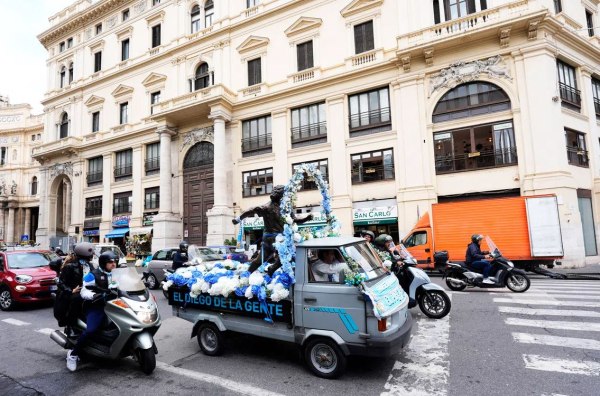 Τίμησαν τον Μαραντόνα