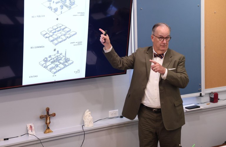 Κολλημένος στο παρελθόν ο αρχιτέκτονας της αίθουσας χορού του Τραμπ