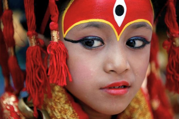 Από θνητή κόρη, δίχρονη ζωντανή Θεά του Νεπάλ: Η Αριατάρα Σάκυα αποθεώνεται -και διχάζει