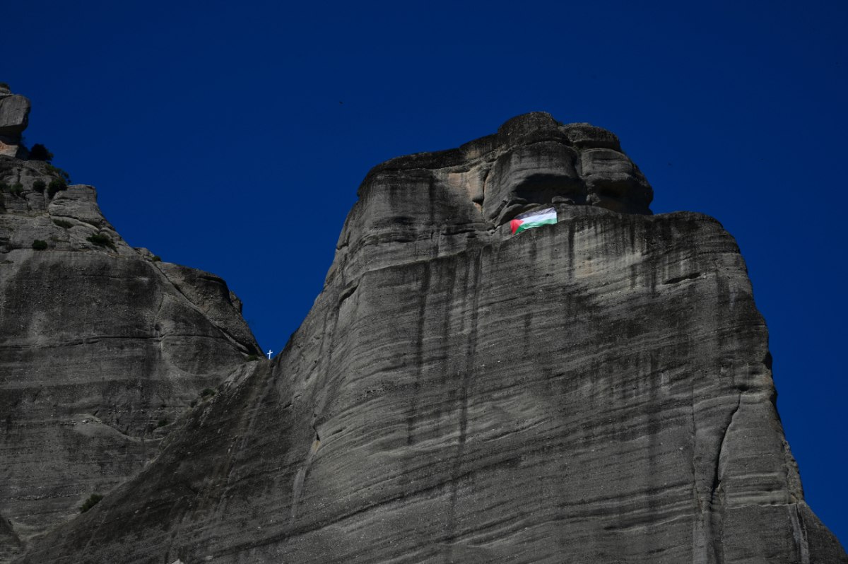 Μια σημαία της Παλαιστίνης βρίσκεται πλέον στα Μετέωρα [βίντεο]