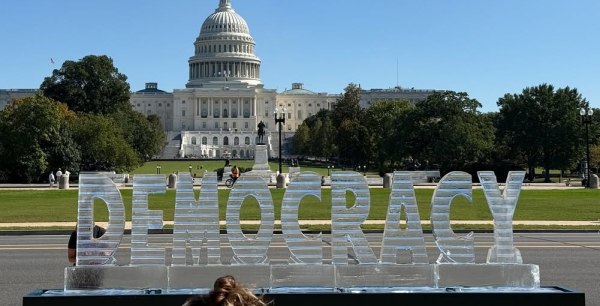 Η «Δημοκρατία» λιώνει μπροστά στο Καπιτώλιο των Ηνωμένων Πολιτειών