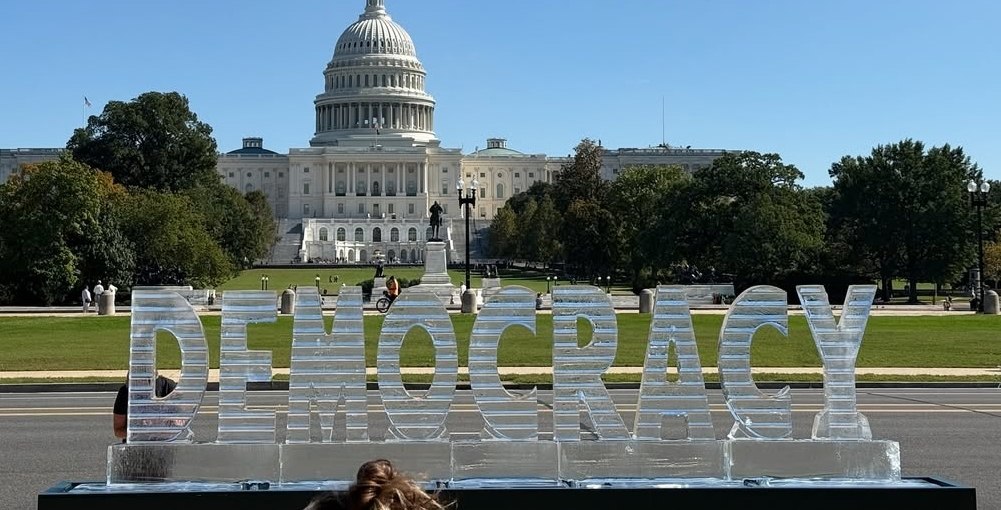 Η «Δημοκρατία» λιώνει μπροστά στο Καπιτώλιο των Ηνωμένων Πολιτειών