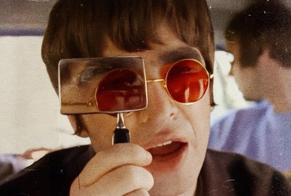 Οι χειρόγραφοι στίχοι του Don’t Look Back in Anger των Oasis πουλήθηκαν πέντε φορές πάνω από την αρχική τιμή τους