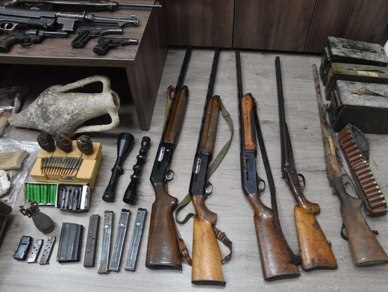 Ρέθυμνο: Συνελήφθη 77χρονος που διατηρούσε στο σπίτι του ολόκληρο οπλοστάσιο – Κατασχέθηκαν και αρχαία