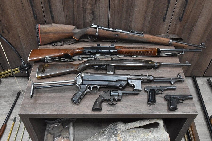 Εικόνα που δείχνει κάποια από τα όπλα που διατηρούσε στο σπίτι του ο 77χρονος ο οποίος συνελήφθη από την Αστυνομία