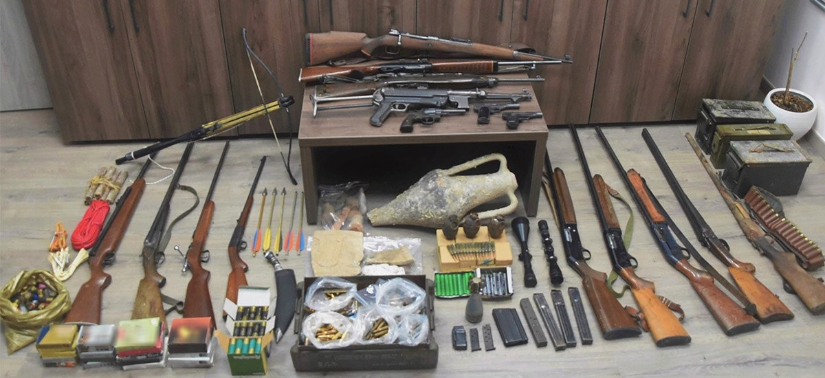 εικόνα που δείχνει όπλα και αρχαία αντικείμενα ανάμεσα στα κατασχεθέντα από την Αστυνομία στο Ρέθυμνο