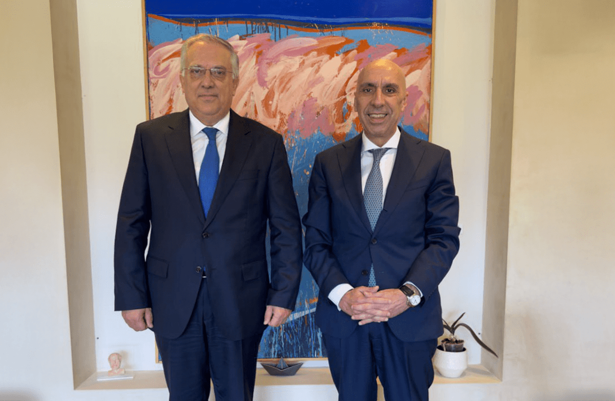 Θεοδωρικάκος – Μπρατάκος: Το νέο παραγωγικό πρότυπο και η θεσμική σταθερότητα στο επίκεντρο της συνάντησης