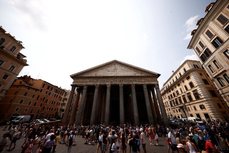Τουρίστας πέθανε πέφτοντας από το Πάνθεον στη Ρώμη