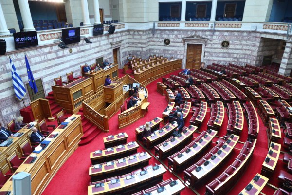 Βουλή: Κατατέθηκε το εργασιακό νομοσχέδιο – Ποιες τροποποιήσεις περιέχει