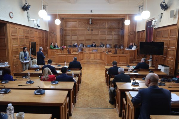 Πηγές ΣΥΡΙΖΑ για κατάθεση Κουρμέντζα: «Με σιωπές, υπεκφυγές και αντιφάσεις, απέφυγε να απαντήσει επί της ουσίας»