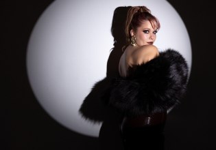 Από soul μελωδίες και συνεργασίες με σπουδαίους καλλιτέχνες μέχρι viral trends και αξέχαστα live: η Νίνα Μαζάνη φωτίζει τη νέα ελληνική μουσική