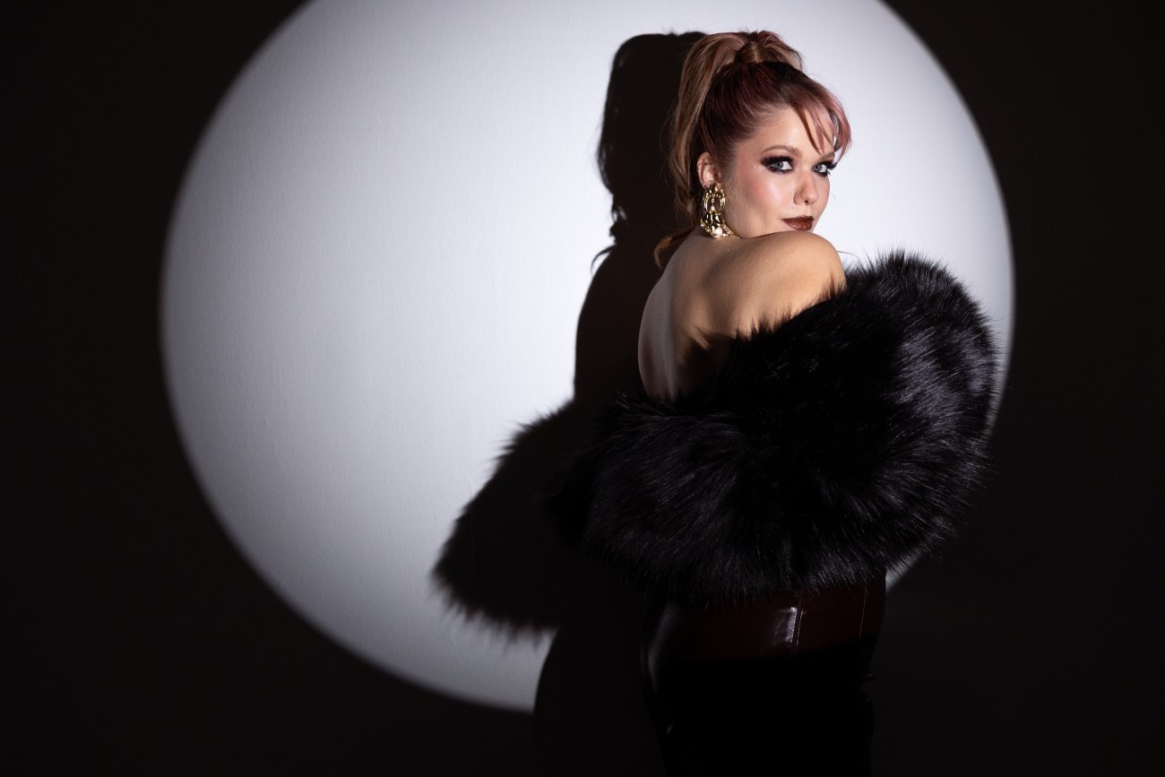 Από soul μελωδίες και συνεργασίες με σπουδαίους καλλιτέχνες μέχρι viral trends και αξέχαστα live: η Νίνα Μαζάνη φωτίζει τη νέα ελληνική μουσική