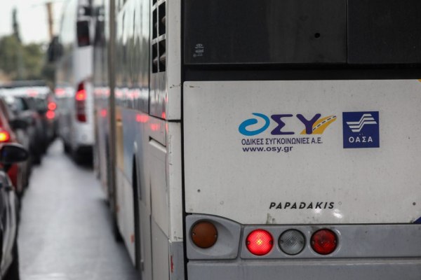 Στα χέρια της αστυνομίας 54χρονος που ενοχλούσε επιβάτες σε λεωφορείο – Είχε μαζί του τσεκούρι