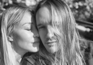 Η Πηνελόπη Αναστασοπούλου μιλά για τον σύζυγό της: «Όταν λείπουν τα παιδιά είναι σαν να γνωριστήκαμε χθες»