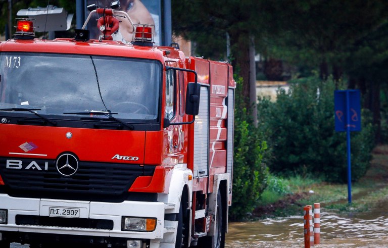 Κέρκυρα: Απεγκλωβίστηκε οικογένεια Βρετανών τουριστών – Κόλλησαν στη λάσπη εν μέσω κακοκαιρίας