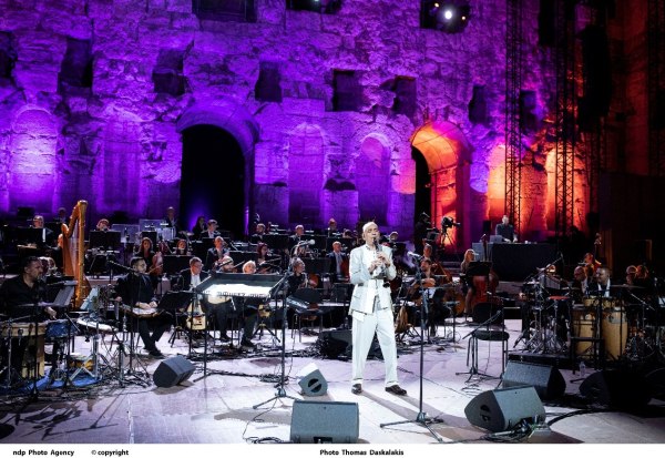 ΘΑΝΑΣΗΣ ΒΑΣΙΛΟΠΟΥΛΟΣ «Με φίλους κάτω από την Ακρόπολη»